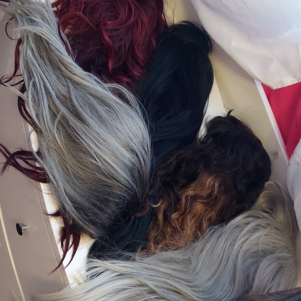 4  beautiful wigs !